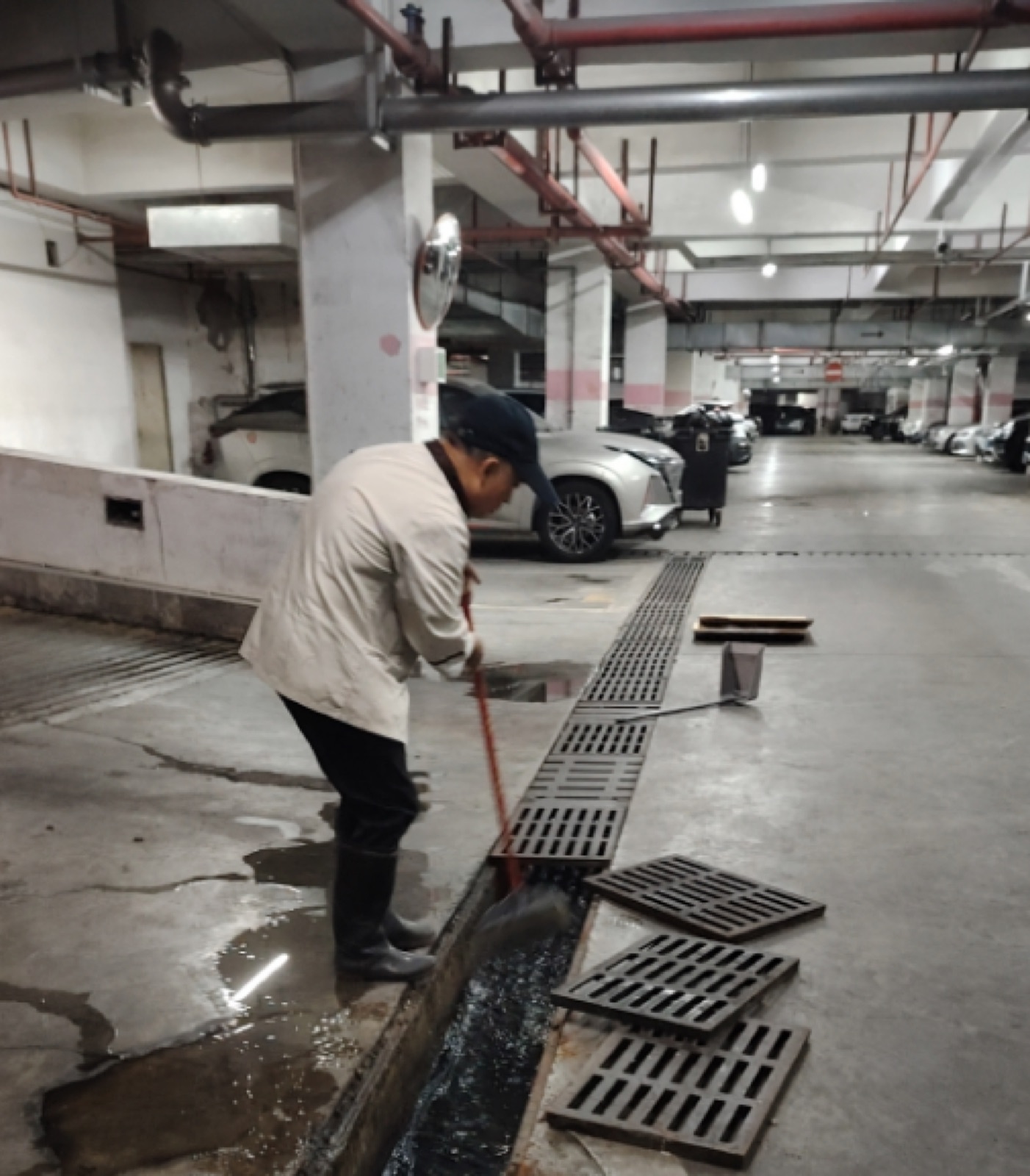 地下车库排水沟清洁